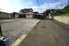 前面道路は公道北西側約6ｍ。 幅広いため車の離合もスムーズです＾＾ 田川バイパスまで車で約5分（350ｍ）遠出のお出かけや通勤に便利＾＾