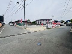 こちらの前面道路は南側6ｍ、東側4ｍ。 1号棟は角地で風通し陽当たり良好です＾＾穂波東IC入口（八木山バイパス）まで車で約9分。遠出のお出かけに便利＾＾