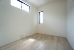 2面採光を確保した明るい室内は、風通しも良く、大変居心地の良い空間となっております。爽やかな風を感じて起きる朝は、快適生活の始まりに。