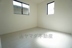 2面採光を確保した明るい室内は、風通しも良く、大変居心地の良い空間となっております。爽やかな風を感じて起きる朝は、快適生活の始まりに。