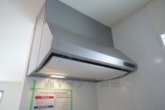 調理により発生する油煙や臭いを吸い込み、屋外へ排気してくれます。