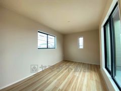 住む人のこだわりを活かす洋室＾＾日当たりがよく、寝室としての利用もおすすめ。広めのクローゼットもあり荷物もすっきり片付けれ、ゆとりのある暮らしが出来ます＾＾