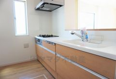 同仕様写真。対面式カウンターキッチンでお子様の様子が見守れます。カウンタートップは耐熱性に優れており、日ごろのお掃除もふき取るだけでＯＫ。ステンレスシンクも簡単にお掃除できますよ。