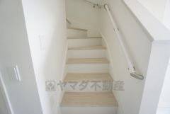 ご年配の方でも安心できる、手すり付き階段です＾＾段差も低めで設定されてますので安全性にも優れてますね＾＾