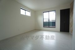 住む人のこだわりを活かす洋室＾＾日当たりがよく、寝室としての利用もおすすめ。広めのクローゼットもあり荷物もすっきり片付けれ、ゆとりのある暮らしが出来ます＾＾