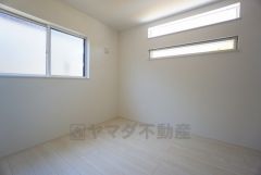 明るい洋室です。ナチュラル色のフローリングで開放的な優しい雰囲気になっています＾＾ベッドや机、ＴＶを置いてもゆとりのある広さです。