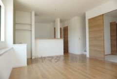 同仕様写真。大きな窓のあるリビングは、陽光あふれる明るい空間です。居心地良く、ご家族皆がゆったり寛げる憩いの空間となりそうです。