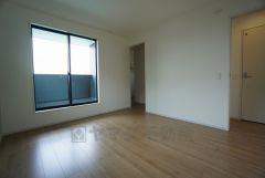 住む人のこだわりを活かす洋室＾＾日当たりがよく、寝室としての利用もおすすめ。広めのクローゼットもあり荷物もすっきり片付けれ、ゆとりのある暮らしが出来ます＾＾