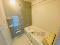 1日の疲れを癒すくつろぎのバスルーム。足を伸ばしてもゆったりと入れるサイズです。お子様と一緒にお風呂に入っても狭くないですね^^