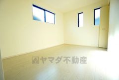 全居室にはたっぷり収納できる大型クローゼットを設置しています。窓には断熱性・保温性にすぐれ、省エネ効果のあるペアガラスを採用。冬には結露を防止します。