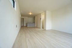 大きな窓のあるリビングは、陽光あふれる明るい空間です。居心地良く、ご家族皆がゆったり寛げる憩いの空間となりそうです。