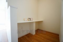 同仕様写真。リビングに設置された「スタディーカウンター」は、お子様の勉強スペースに＾＾