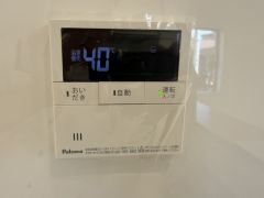 給湯器リモコンはキッチン横からボタンひとつで操作が楽々。通話ボタン付きでお子様とも会話ができて安心です。