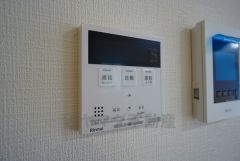キッチン横からお湯張り、追い炊き、足し湯がボタン一つで楽々操作できる給湯機リモコンです＾＾忙しい夕飯の準備の時間帯に重宝しますね。