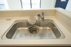 広々とした凸型シンクに洗剤ポケットを標準装備。大きなお鍋など洗いやすいです。洗剤や石鹸、スポンジもすっきりできる収納付き。