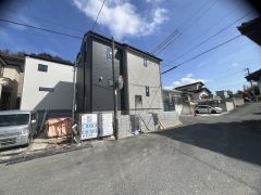 前面道路は公道西側約7.5ｍ、南側約5.9ｍ。幅広いため車の離合や駐車がスムーズです＾＾