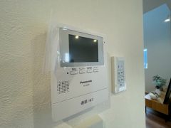 防犯性、セキュリティ対策に安心できるテレビモニター付きインターフォンです。セールスマン対策にもなり安心できます。