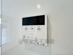 給湯器リモコンはキッチン横からボタンひとつで操作が楽々。通話ボタン付きでお子様とも会話ができて安心です。