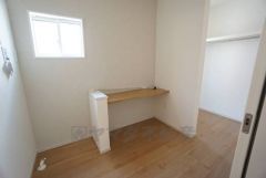 ランドリールームにはカウンターを設置。たたんだ洗濯物を一時置きでき、衣類の仕分けや整理もスムーズです。