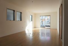 同仕様写真。大きな窓のあるリビングは、陽光あふれる明るい空間です。居心地良く、ご家族皆がゆったり寛げる憩いの空間となりそうです。