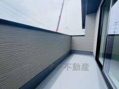 南側に面したバルコニーは日当たり良好です。お洗濯物も気持ちよく干せそうです。