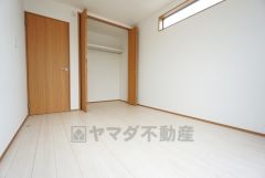 同仕様写真。全居室にはたっぷり収納できる大型クローゼットを設置しています。窓には断熱性・保温性にすぐれ、省エネ効果のあるペアガラスを採用。冬には結露を防止します。