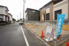 前面道路は西側約4.6ｍ。交通量が少なく小さなお子様がいるご家庭でも安心です＾＾