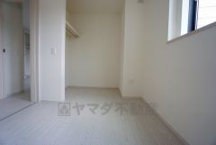 木目調のシンプルデザインで落ち着きと安らぎの空間に仕上げています。各部屋に収納が完備されているので、お荷物が多くなっても安心の設計です。