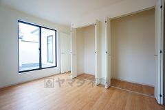 住む人のこだわりを活かす洋室＾＾日当たりがよく、寝室としての利用もおすすめ。広めのクローゼットもあり荷物もすっきり片付けれ、ゆとりのある暮らしが出来ます＾＾