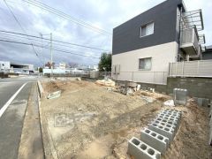 駐車スペースはゆとりある2台分を確保。マイカー用に、お客さま用に、余裕を持ってご利用いただけます。