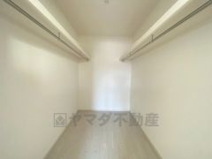 ハンガーパイプ付で散らかりがちな洋服類もきれいに整理できます。使用頻度が少ないものは枕棚の上に、足元には3段ボックスを置いて、フル活用できるクローゼットです＾＾
