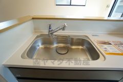 広々とした凸型シンクに洗剤ポケットを標準装備。大きなお鍋など洗いやすいです。洗剤や石鹸、スポンジもすっきりできる収納付き。