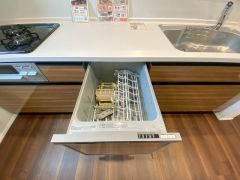 家事の時間が短縮できる食器洗浄乾燥機付。後片付けもラクラクです。 食器を洗う手間が減るので家族とのコミュニケーションの時間や自分の時間が増えますね。