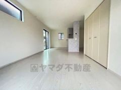 大きな窓のあるリビングは、陽光あふれる明るい空間です。居心地良く、ご家族皆がゆったり寛げる憩いの空間となりそうです。