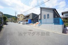 前面道路は広々6ｍ。交通量は少なく小さなお子様がいるご家庭でも安心です＾＾スーパーまで徒歩10分＾＾日用品や食品などに困りません＾＾