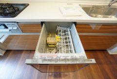 家事の時間が短縮できる食器洗浄乾燥機付。後片付けもラクラクです。