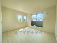 2面採光を確保した明るい室内は、風通しも良く、大変居心地の良い空間となっております。爽やかな風を感じて起きる朝は、快適生活の始まりに。