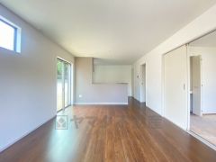 対面式キッチンを中心としたリビングダイニングで家族の会話が弾みそうです。