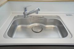 広々とした凸型シンクに洗剤ポケットを標準装備。大きなお鍋など洗いやすいです。洗剤や石鹸、スポンジもすっきりできる収納付き。