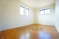 2面採光を確保した明るい室内は、風通しも良く、大変居心地の良い空間となっております。爽やかな風を感じて起きる朝は、快適生活の始まりに。