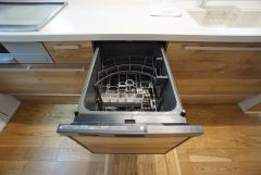 家事の時間が短縮できる食器洗浄乾燥機付。後片付けもラクラクです。 食器を洗う手間が減るので家族とのコミュニケーションの時間や自分の時間が増えますね。