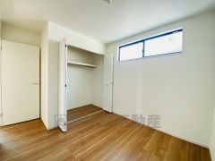 全居室にはたっぷり収納できる大型クローゼットを設置しています。窓には断熱性・保温性にすぐれ、省エネ効果のあるペアガラスを採用。冬には結露を防止します。