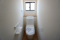 温水洗浄機付トイレです。節水機能もあるので、安心して使えますね。もちろん、1階2階の2ヶ所にトイレがあるので、忙しい朝にもゆとりができますね。