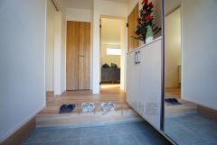 たっぷり収納できるシューズボックスです。家族全員の靴がきれいに整頓できます。棚の上にお花や写真を飾っても良いですね。