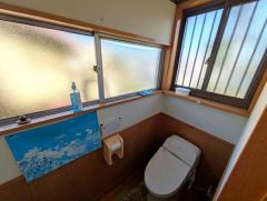 自動で便器を洗浄する「オート洗浄機能」付きのリモコンが備わっており、腰を浮かせるだけで流れるため、流し忘れの心配がなく非常に衛生的です。