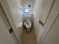 温水洗浄機付トイレです。節水機能もあるので、安心して使えますね。もちろん、1階2階の2ヶ所にトイレがあるので、忙しい朝にもゆとりができますね。