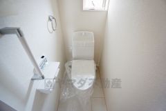 同仕様写真。温水洗浄機付トイレです。節水機能もあるので、安心して使えますね。もちろん、1階2階の2ヶ所にトイレがあるので、忙しい朝にもゆとりができますね。