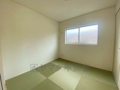 リビングからの続き間として和室をご用意しました。普段はリビングとつなげて開放的なスペースとして。来客時には客間としてお使いいただけます。