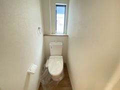 1階2階の2ヶ所にトイレがあるので、忙しい朝にもゆとりができますね。小窓付きで換気する時に便利です＾＾