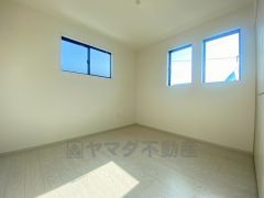 2面採光を確保した明るい室内は、風通しも良く、大変居心地の良い空間となっております。爽やかな風を感じて起きる朝は、快適生活の始まりに。